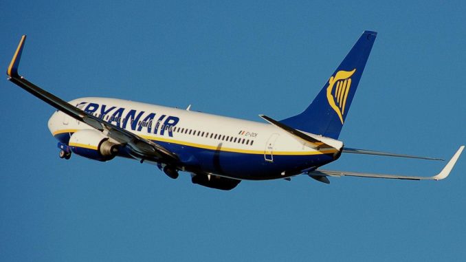 Ryanair B737-800 after takeoff (src Wikipedia)