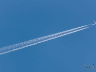 Contrails (Image: AviationStirling/Wikipedia)
