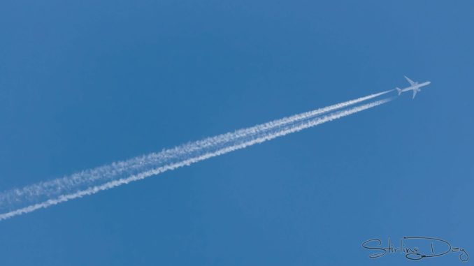 Contrails (Image: AviationStirling/Wikipedia)