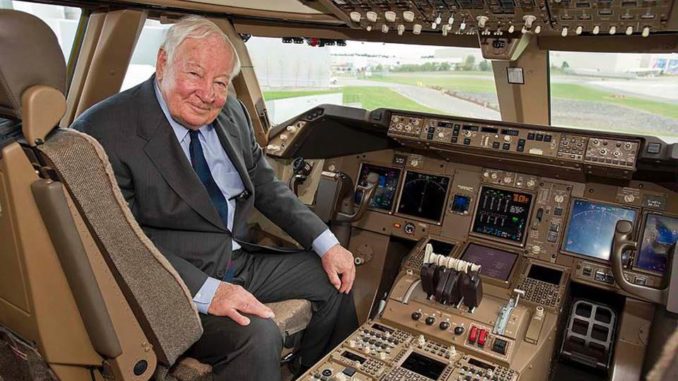 Joe Sutter on the flight deck of a Boeing 747 (Image: Boeing)