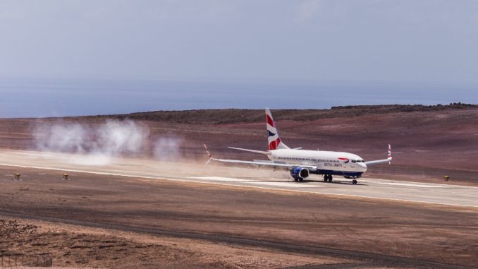 First_Comair_Boeing_737-800_flight_to_Saint_Helena_Airport_(79)