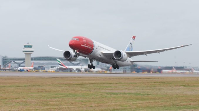 Norwegian 787 takes-off from Gatwick