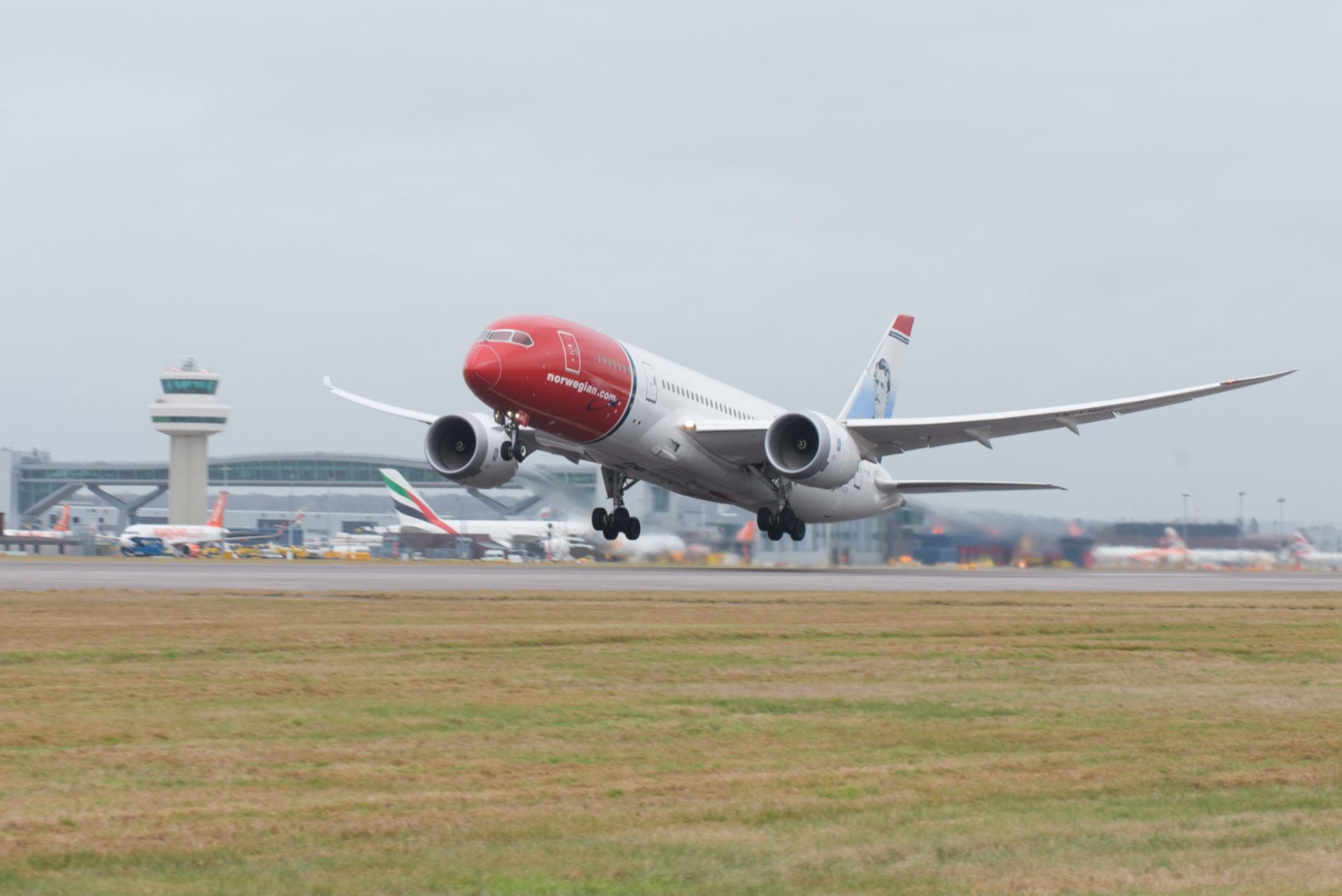 Norwegian 787 takes-off from Gatwick
