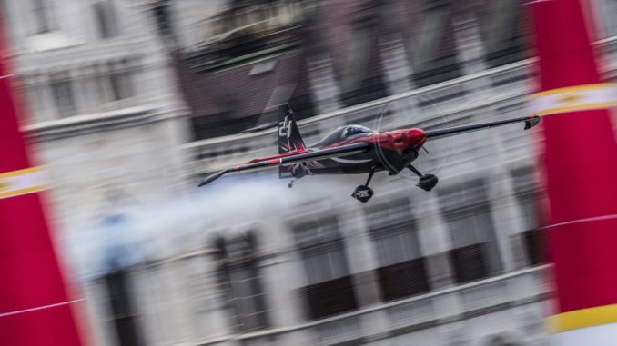 Ben Murphy cross between the pylons in Budapest (Image: Joerg Mitter / Red Bull Content Pool)