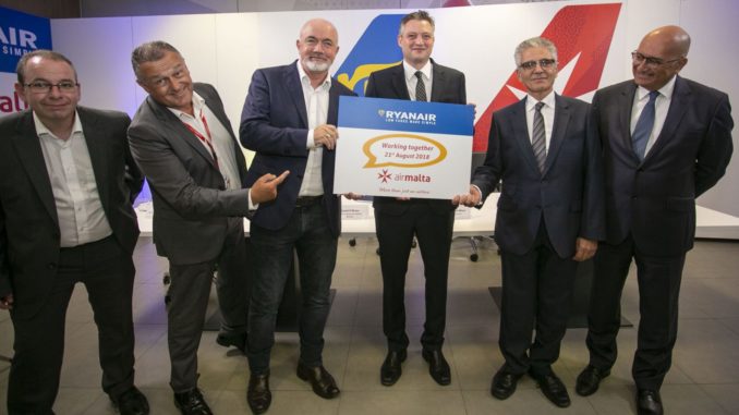 Ciaran Brannigan (Ryanair), Paul Sies (Air Malta), David O’Brien (Ryanair), Hon Dr. Kondrad Mizzi (Minister for Tourism) and Dr. Charles Mangion (Air Malta)