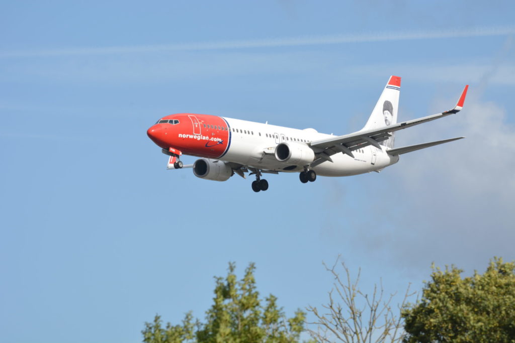 Norwegian Boeing 737 on Finals to London Gatwick