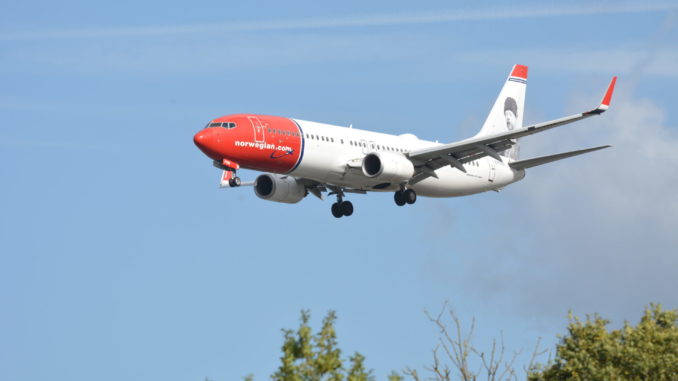 Norwegian Boeing 737 on Finals to London Gatwick