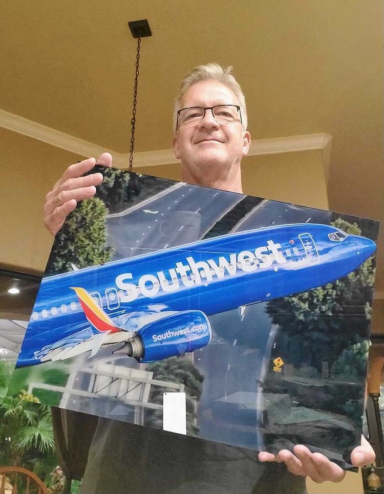 Ted Orris with the Picture (Southwest Airlines\Twitter)