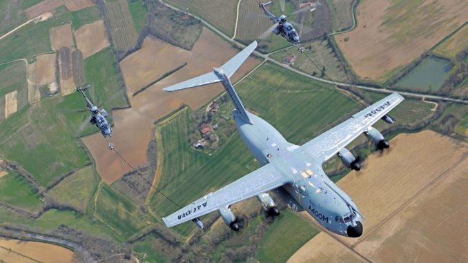 Airbus A400M refuels two H225 helicopters