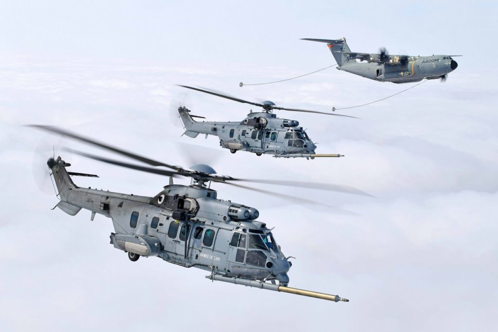 Airbus A400M refuels two H225 helicopters