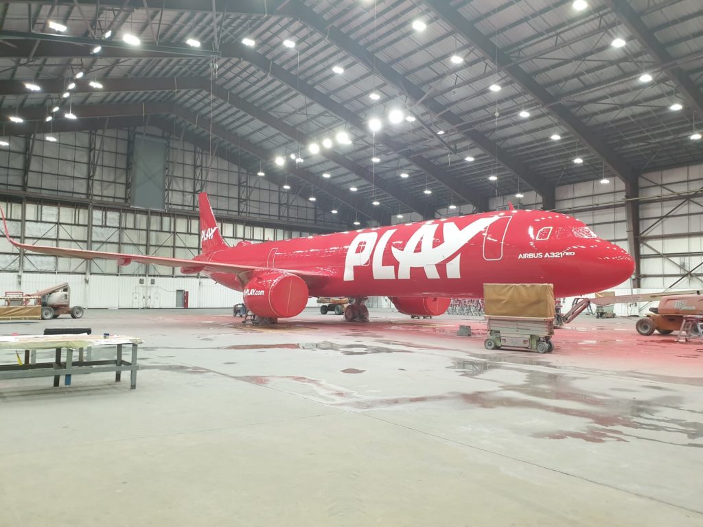 Another angle of Play's Airbus A321neo being painted (Image: Play/Facebook)