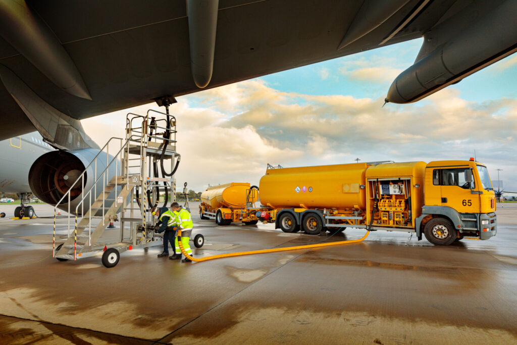 100% SAF fuel is loaded onto the RAF Voyager at Brize Norton (MOD Crown Copyright)