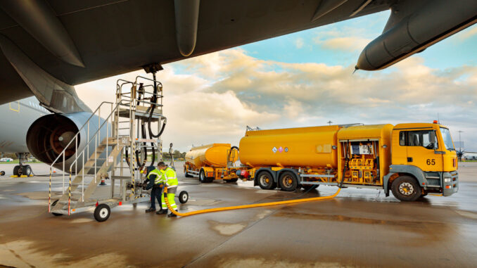 100% SAF fuel is loaded onto the RAF Voyager at Brize Norton (MOD Crown Copyright)