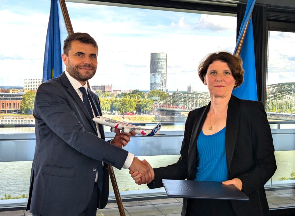 Florian Guillermet, Executive Director of EASA handing over the Type Certificate for the Airbus A321XLR to Isabelle Bloy, Airbus A321XLR Chief Engineer. Photo: EASA