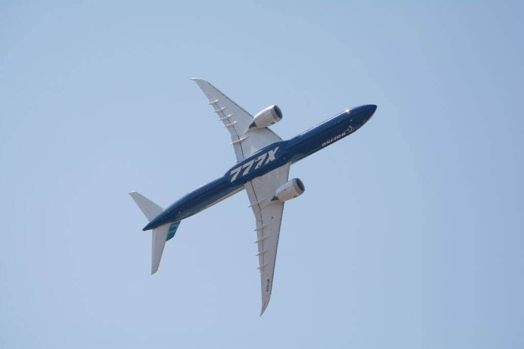 The Boeing 777-9 carries out its signature wingover