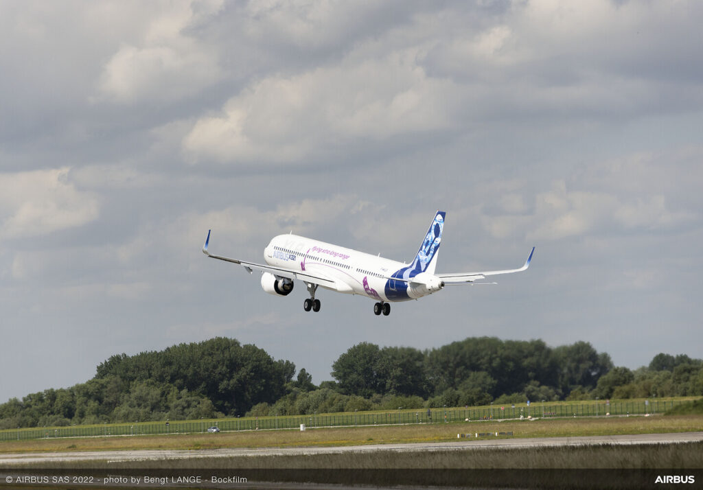 A321XLR takes off from Hamburg