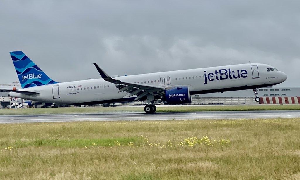 JetBlue Airbus A321 (Twitter/@Tectom606)